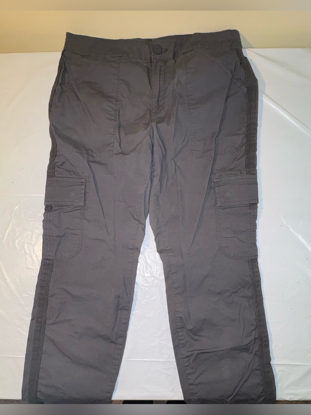 NWT Cargo Capris, 6 Pockets, Low Mid-Rise, Zip/Button Closure, Adjustable Hems